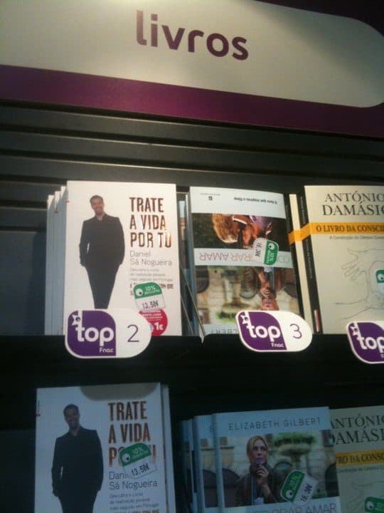 "Trate a Vida Por Tu" no expositor do top 2 da Fnac, ao lado de "O Livro da Consciência" de António Damásio no top 3.