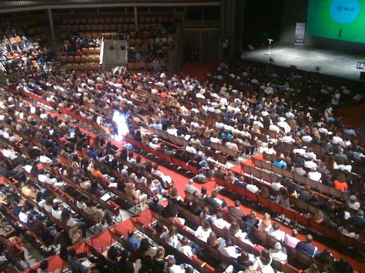 Plateia de teatro cheia, vista do balcão.