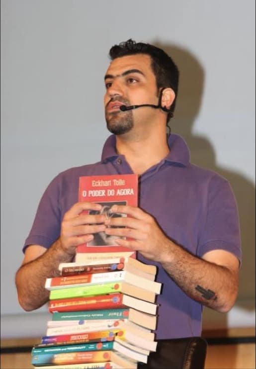 Pilha de exemplares de Trate a Vida Por Tu num evento em 2010.