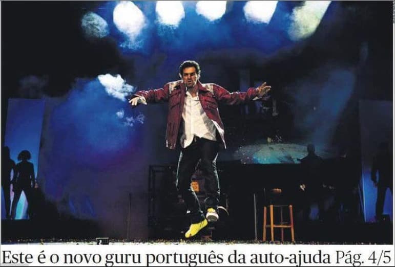 Recorte de capa do Público (13.10.2010): "Este é o novo guru português da auto-ajuda", com Daniel Sá Nogueira em salto em palco.